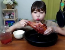 韩国小姐姐吃水果和鸡腿,水果与鸡腿的完美邂逅